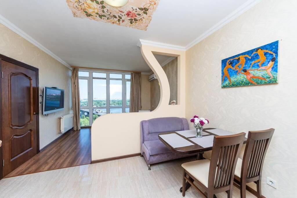 Apartments With Crazy Panoramic View Of The Dniepr Kiev Esterno foto