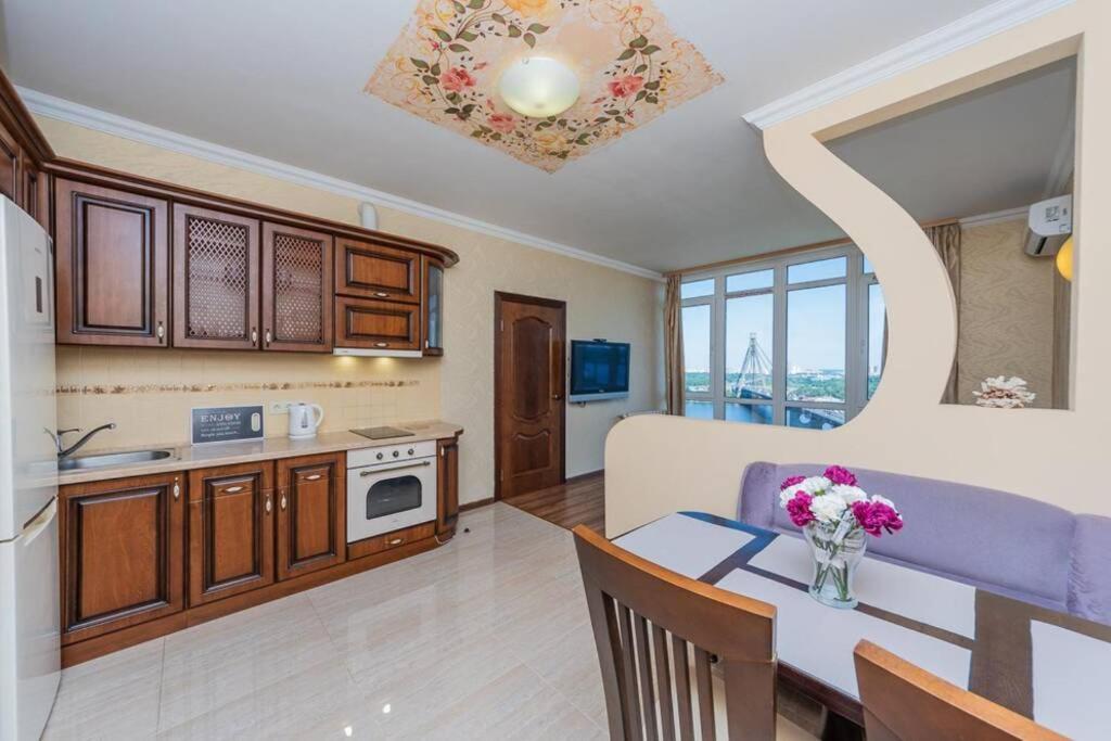 Apartments With Crazy Panoramic View Of The Dniepr Kiev Esterno foto