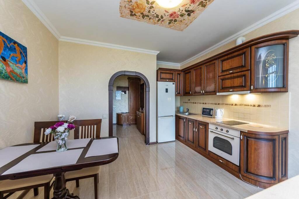 Apartments With Crazy Panoramic View Of The Dniepr Kiev Esterno foto